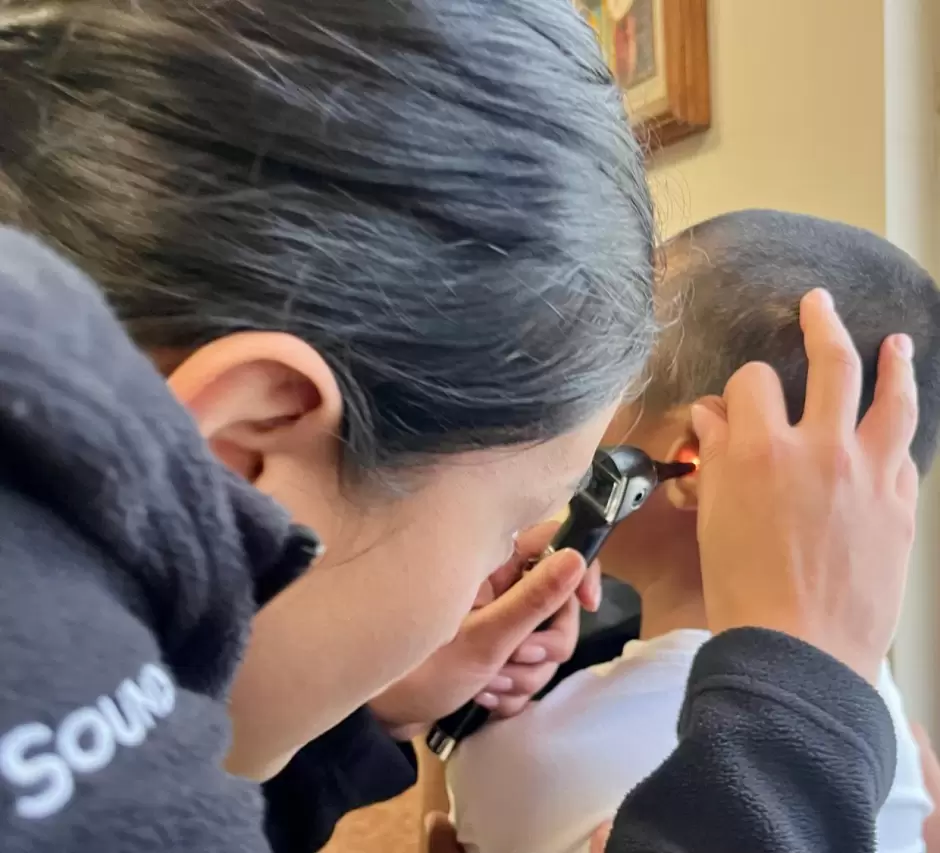 Entrega de auxiliares auditivos