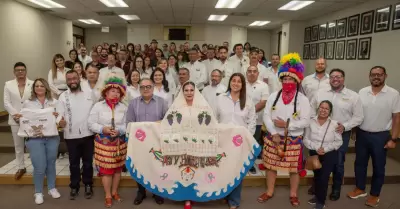 Ceremonia de abanderamiento de docentes rumbo al Encuentro Nacional Cultural y D