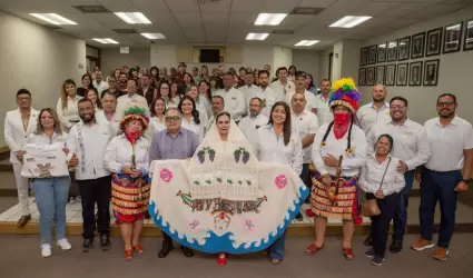 Ceremonia de abanderamiento de docentes rumbo al Encuentro Nacional Cultural y D