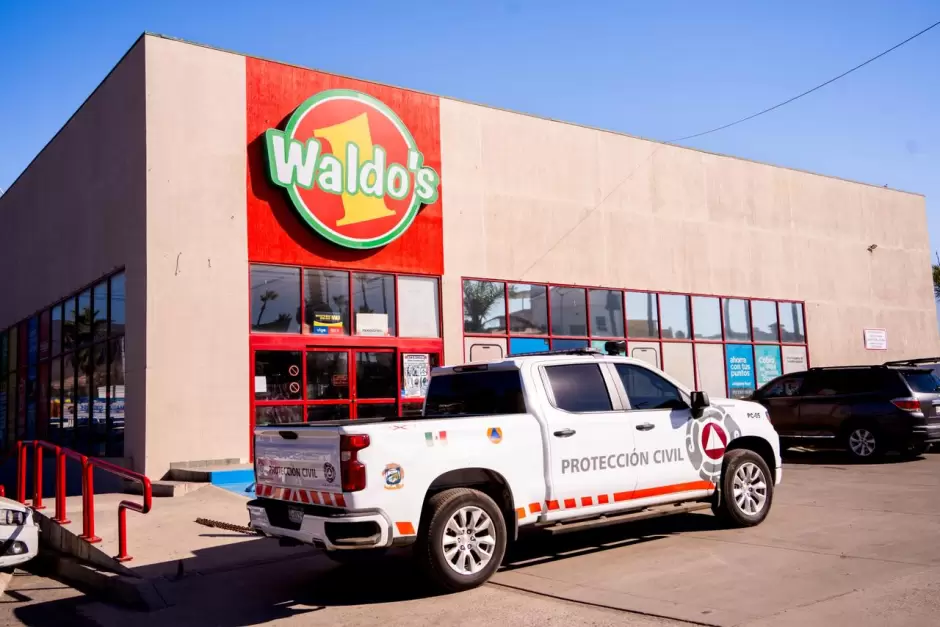 Clausuran tiendas Waldos en Ensenada