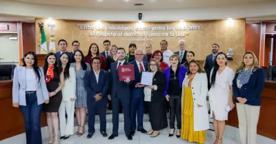 Alfredo lvarez Crdenas, entreg al Congreso del Estado de Baja California el C