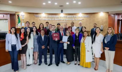 Alfredo lvarez Crdenas, entreg al Congreso del Estado de Baja California el C