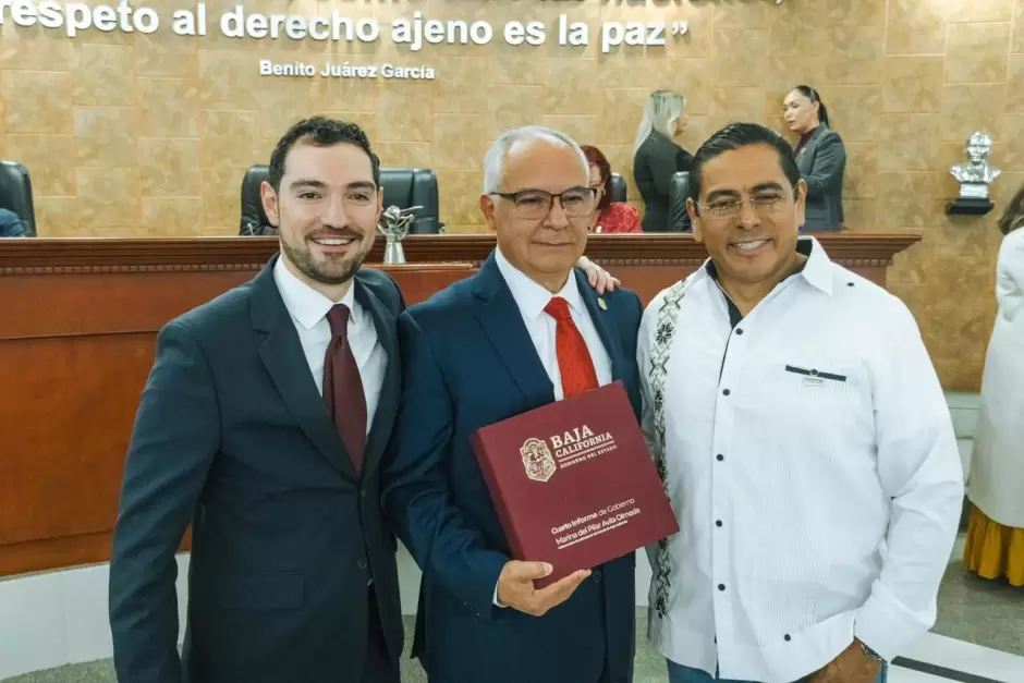 Alfredo Álvarez Cárdenas, entregó al Congreso del Estado de Baja California el Cuarto Informe de Gobierno
