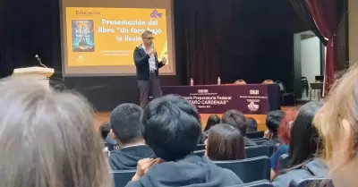 Un faro bajo la lluvia