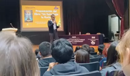 Un faro bajo la lluvia