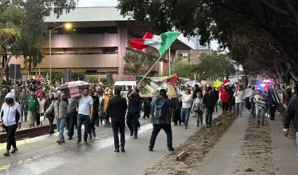 Marcha llega a Palacio Municipal