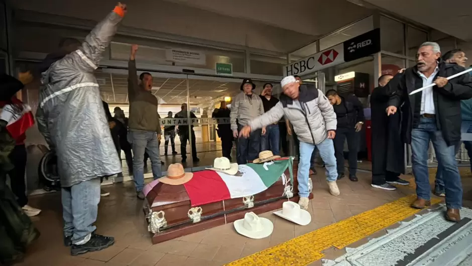 Marcha llega a Palacio Municipal
