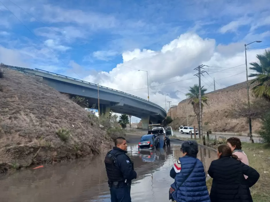 Conductora atrapada en encharcamiento rumbo a Santa Fe