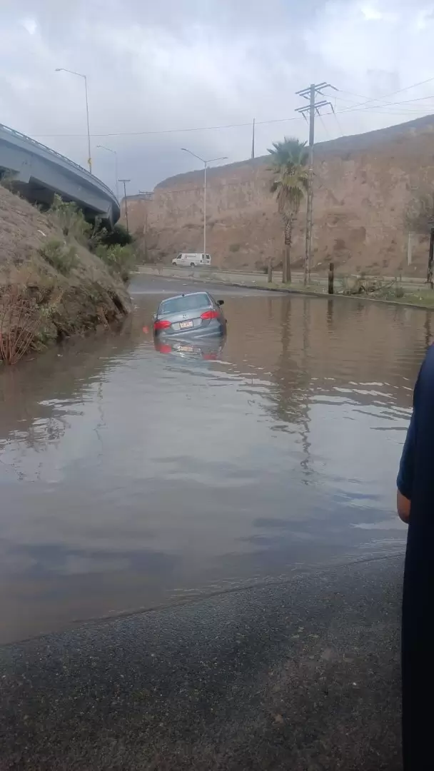 Conductora atrapada en encharcamiento rumbo a Santa Fe