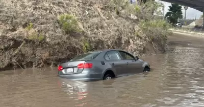 Conductora atrapada en encharcamiento rumbo a Santa Fe