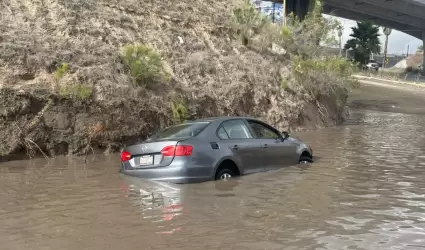 Conductora atrapada en encharcamiento rumbo a Santa Fe