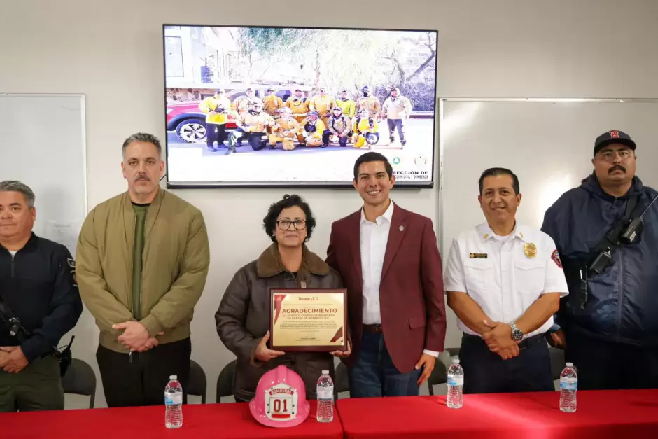 Román Cota reconoce al Heroico Cuerpo de Bomberos de Playas de Rosarito