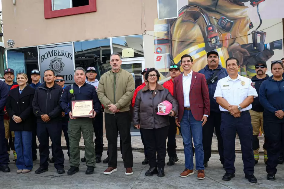 Román Cota reconoce al Heroico Cuerpo de Bomberos de Playas de Rosarito