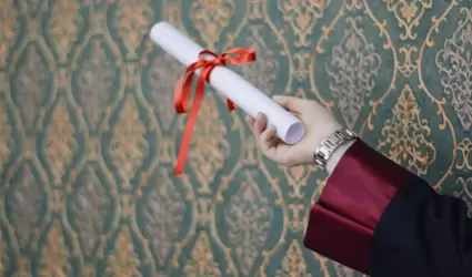 Persona Con Diploma, ttulo