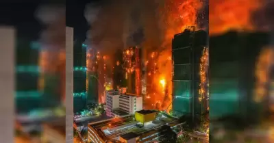 Incendio en complejo habitacional de Hong Kong dej al menos 36 personas sin vid