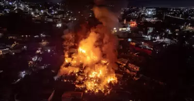 Incendio consume ocho casas en la colonia Reforma