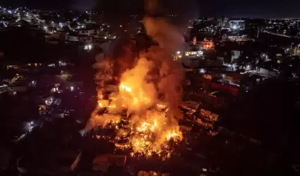 Incendio consume ocho casas en la colonia Reforma
