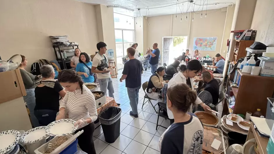 Activistas migrantes comparten cena de "Accin de Gracias" a deportados