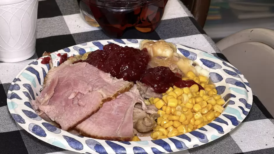 Activistas migrantes comparten cena de "Accin de Gracias" a deportados