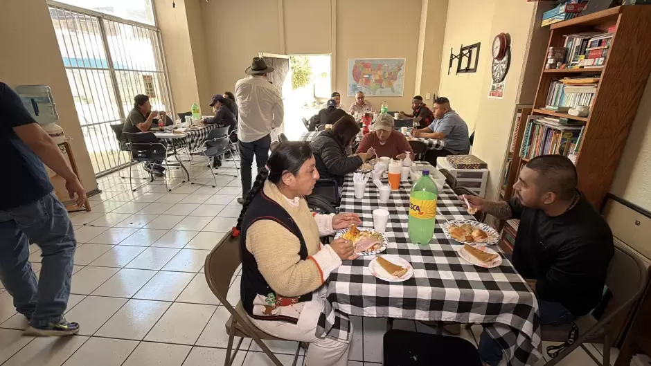 Activistas migrantes comparten cena de "Accin de Gracias" a deportados
