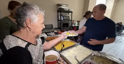 Activistas migrantes comparten cena de "Accin de Gracias" a deportados