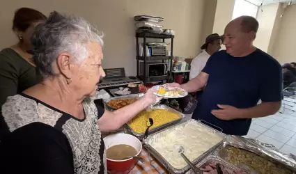 Activistas migrantes comparten cena de "Accin de Gracias" a deportados