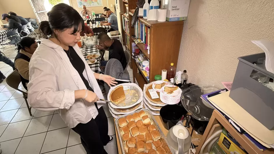Activistas migrantes comparten cena de "Accin de Gracias" a deportados