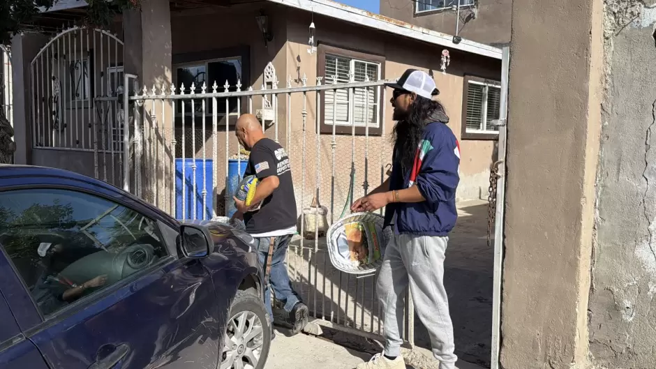 Activistas migrantes comparten cena de "Accin de Gracias" a deportados