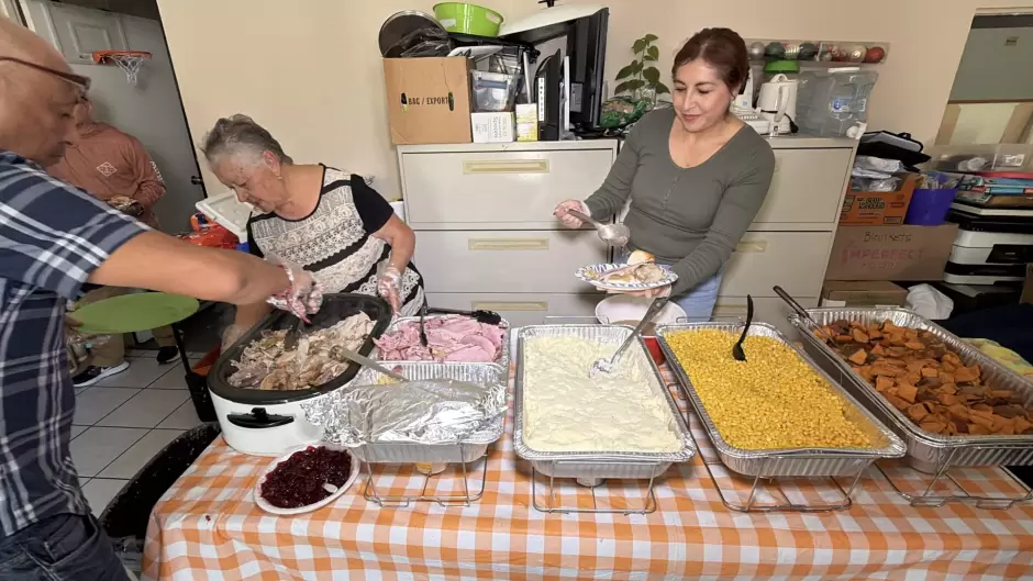 Activistas migrantes comparten cena de "Accin de Gracias" a deportados