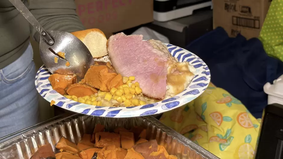 Activistas migrantes comparten cena de "Accin de Gracias" a deportados