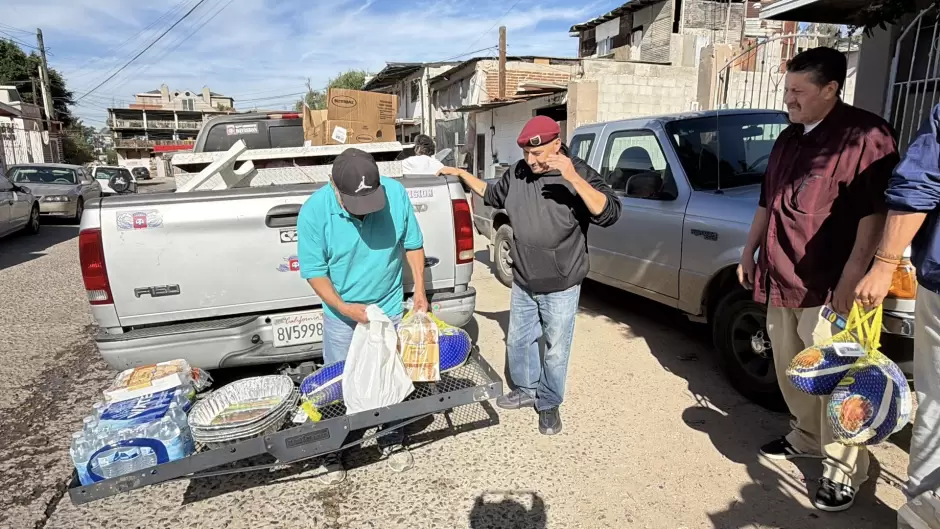 Activistas migrantes comparten cena de "Accin de Gracias" a deportados