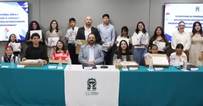 Entrega de premios a nias, nios y adolescentes que ganaron el concurso de dibu