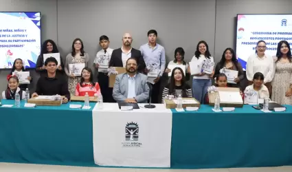 Entrega de premios a nias, nios y adolescentes que ganaron el concurso de dibu