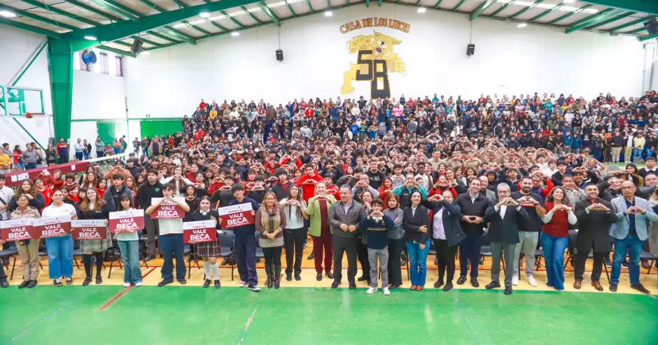 Entregan apoyos educativos a estudiantes de nivel Media Superior