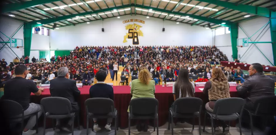 Entregan apoyos educativos a estudiantes de nivel Media Superior