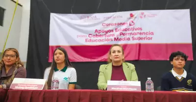 Entregan apoyos educativos a estudiantes de nivel Media Superior
