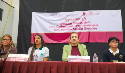 Entregan apoyos educativos a estudiantes de nivel Media Superior