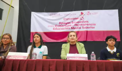 Entregan apoyos educativos a estudiantes de nivel Media Superior