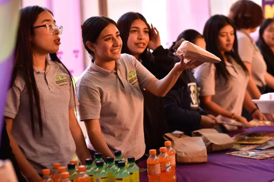 Estudiantes del Telebachillerato Comunitario "Genaro Vázquez"