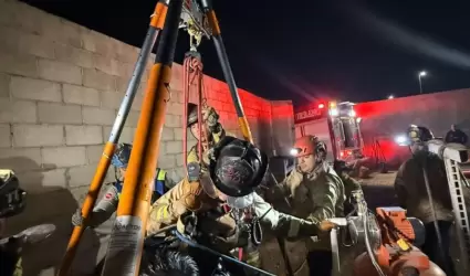 Rescatan a joven que cay a pozo de agua
