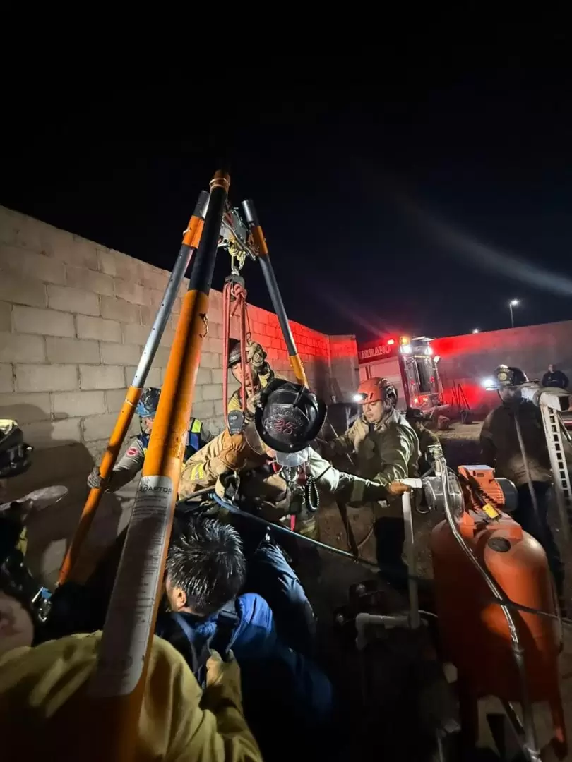 Rescatan a joven que cayó a pozo de agua