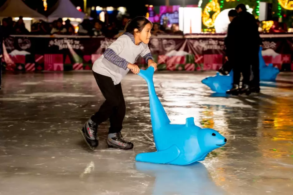 Inauguración de la primera pista de patinaje sobre hielo