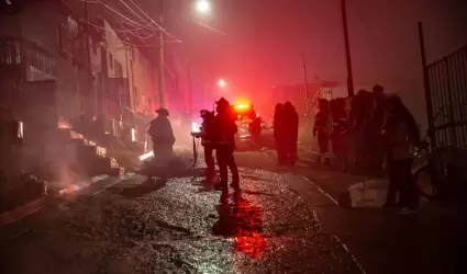 Incendio en Ca��n de la Raza deja tres viviendas con da�os totales