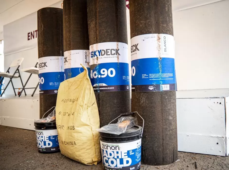 Entrega de paquetes de techumbre para familias tijuanenses