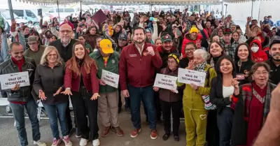 Entrega de paquetes de techumbre para familias tijuanenses