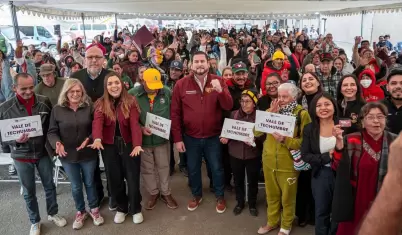Entrega de paquetes de techumbre para familias tijuanenses