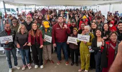 Entrega de paquetes de techumbre para familias tijuanenses