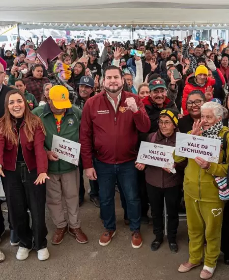 Entrega de paquetes de techumbre para familias tijuanenses