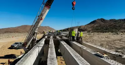 Construcci�n del puente "Agua Amarga"