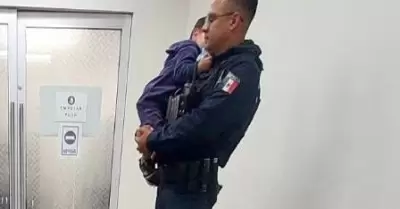 Rescatan a menor dejado al interior de un veh�culo